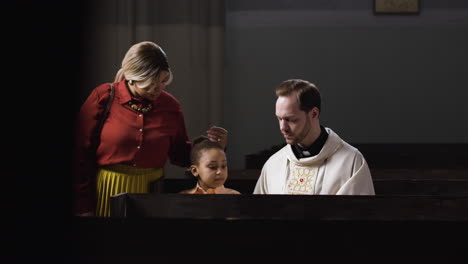 Madre-E-Hija-En-La-Iglesia-El-Domingo