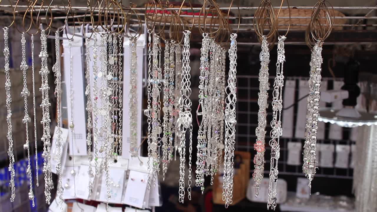muchas pulseras de plata en un mercado tradicional en taxco guerrero