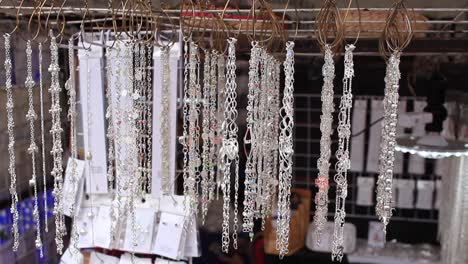 Viele-Silberarmbänder-Auf-Einem-Traditionellen-Markt-In-Taxco-Guerrero