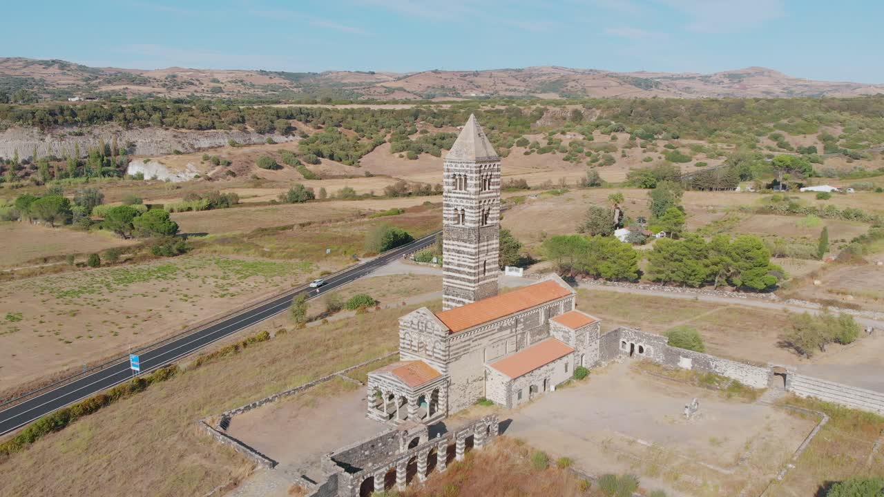 Ripresa aerea: Volo orbitale del drone attorno alla Chiesa di Saccargia.