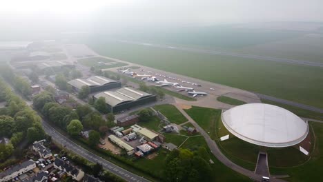 toma aérea de drones de aviones estacionados en tierra durante el cierre de la pandemia de covid