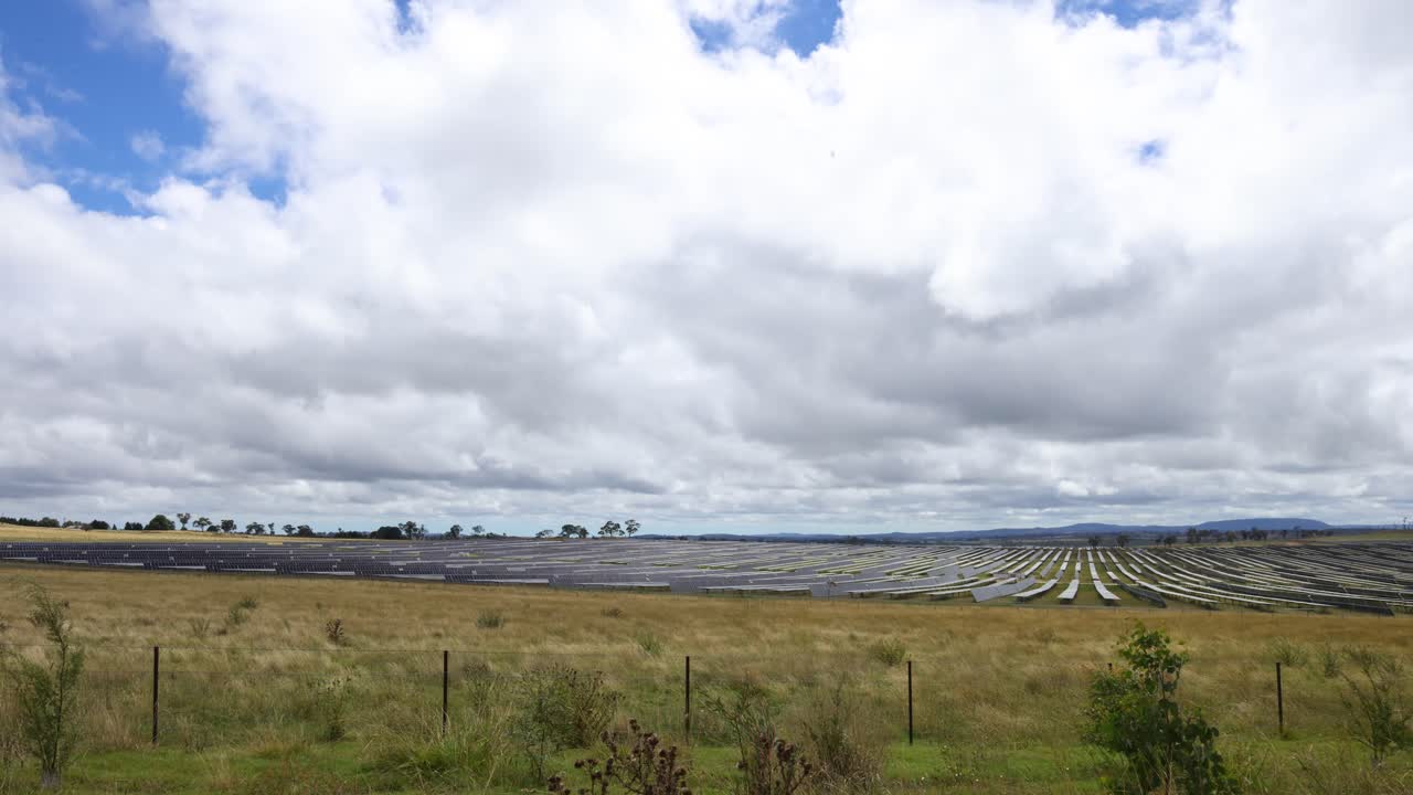 조용한 태양광 농장 위의 역동적인 구름 풍경