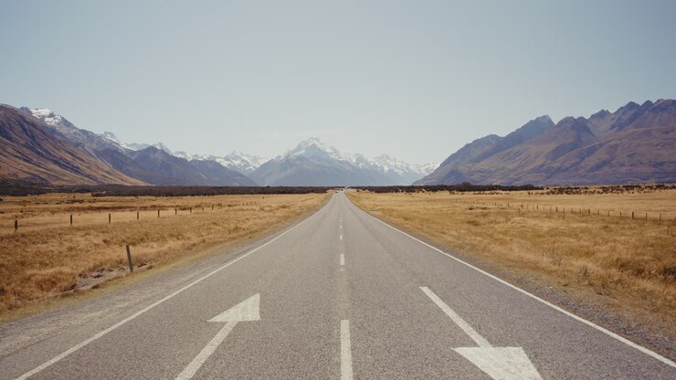 Strada deserta attraverso le montagne della Nuova Zelanda