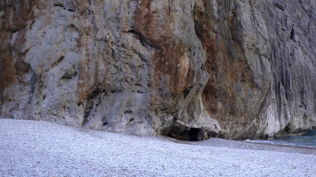 바위가 많은 해안 해변과 바다 동굴