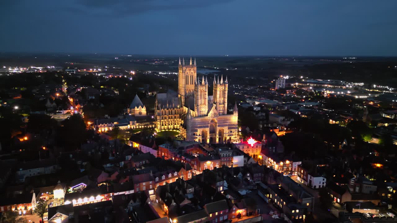 imágenes de drones de la icónica catedral de lincoln en lincolnshire, reino unido, al anochecer, iluminando su majestuosa arquitectura gótica