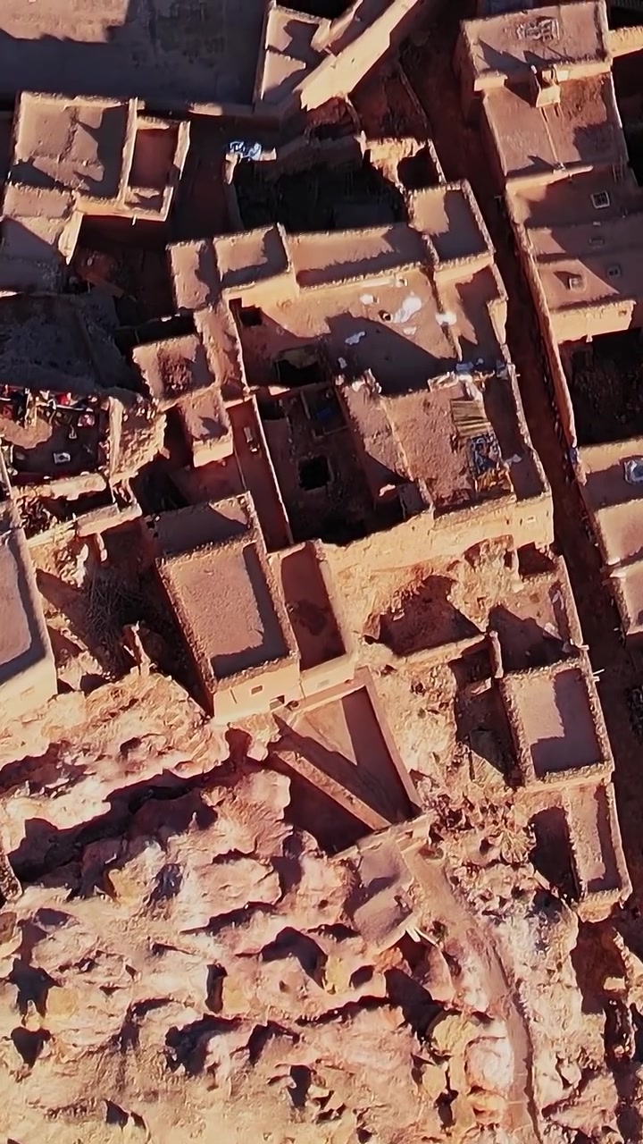 Vista aerea di terreno roccioso e strutture in Marocco di giorno