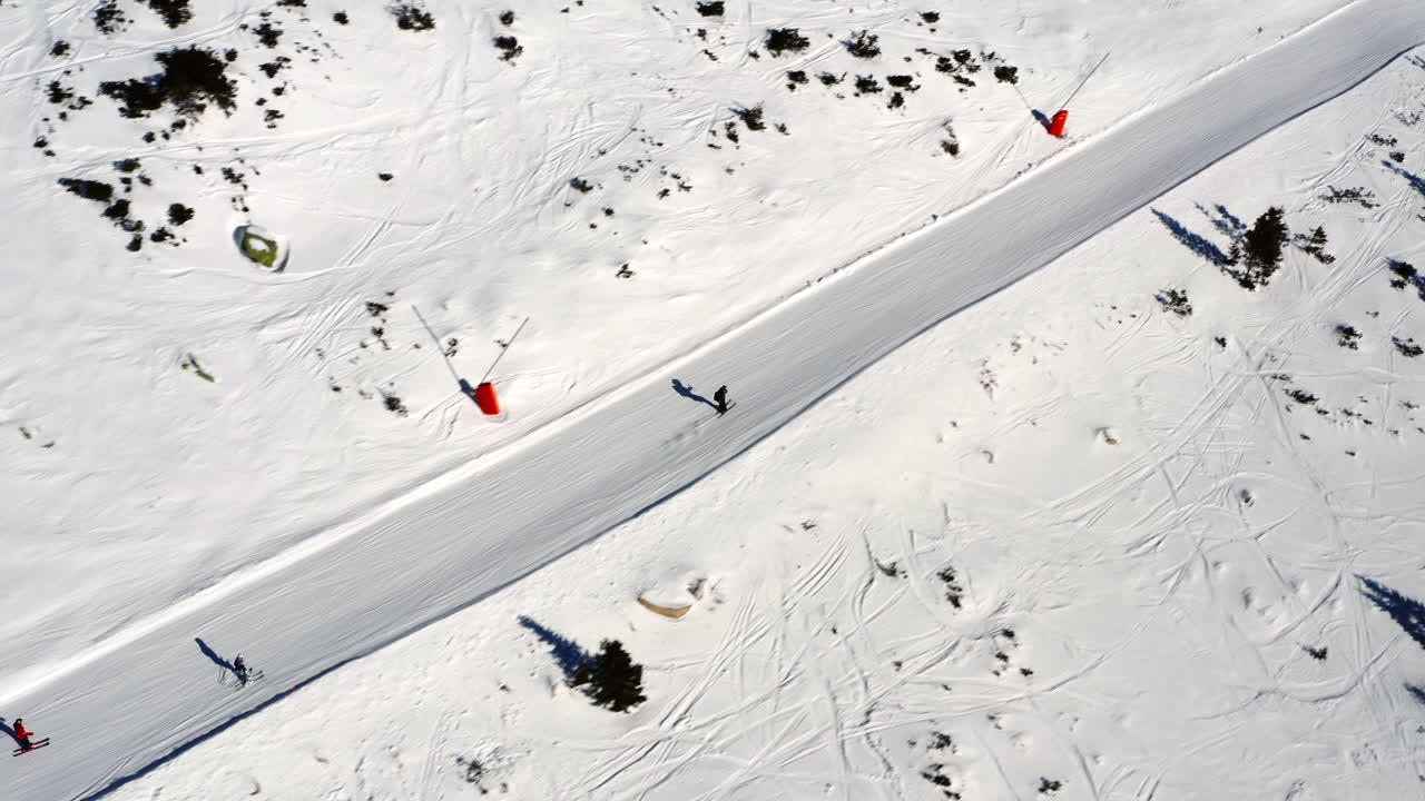vista aérea de personas esquiando por una pista de esquí de montaña, en un soleado día de invierno, en eslovaquia