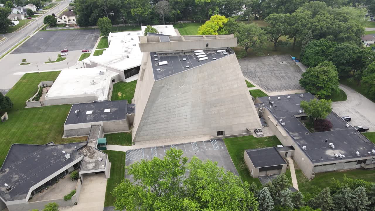 movimiento panorámico alto en un día nublado tormentoso