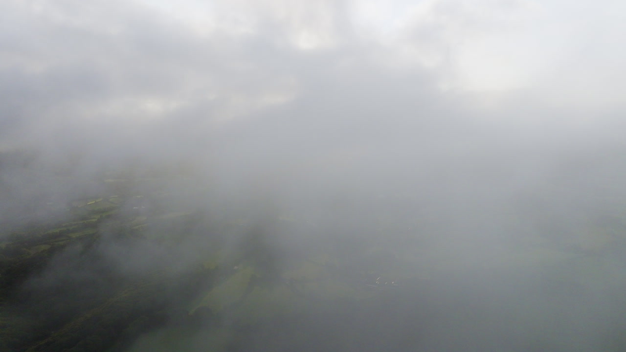 안개 가 가득 한 풍경 을 공중 에서 볼 수 있다