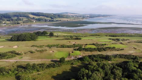 Vista-Aérea-A-Través-Del-Campo-De-Golf-Dawlish-Cerca-De-Pozos-De-Arena-Y-La-Desembocadura-Del-Río-Exe