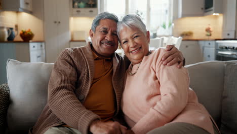 Hogar,-Abrazo-Y-Pareja-De-Ancianos-Con-Una-Sonrisa.