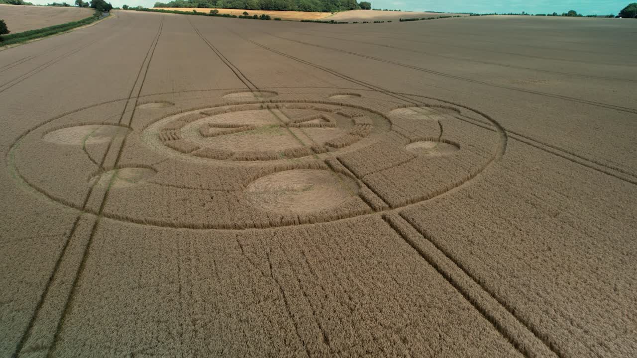 swarraton 보리밭 기하학적 ufo 작물 원형 패턴 조감도 낮은 통과 비행