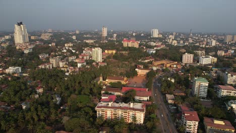 Luftaufnahmen-Der-Stadt-Mangalore-Vom-Lady-Hill-Gebiet-Und-Der-Hundertjahrfeierhalle-Der-Urwa-Kirche