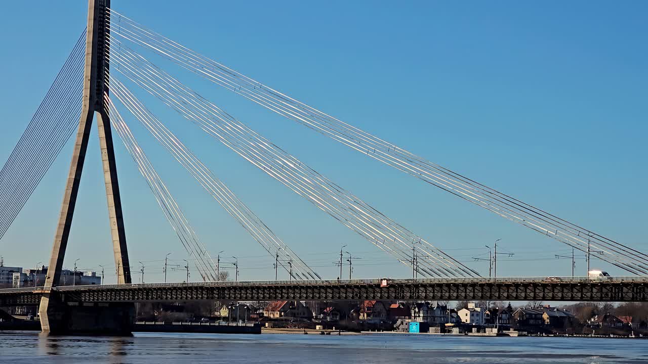 많은 전선이 매달린 다리