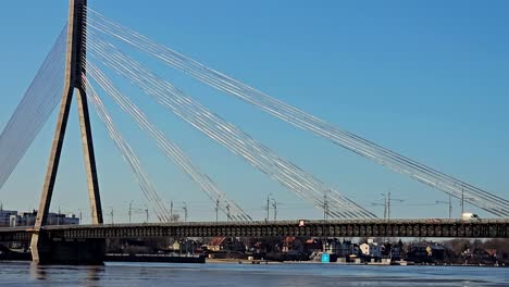 Eine-Brücke,-Von-Der-Viele-Drähte-Hängen