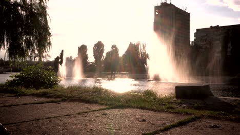 kiev, ucrania. fuentes en la orilla del río