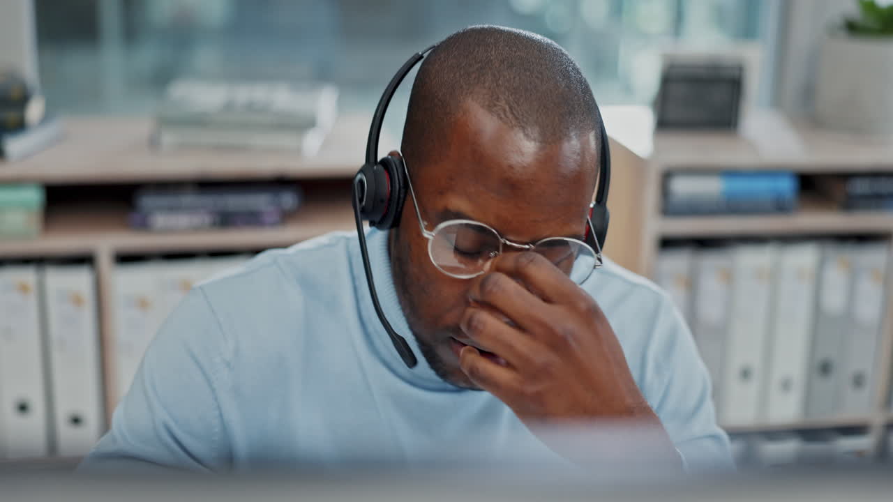 Callcenter, Stress und schwarzer Mann mit Kopfschmerzen