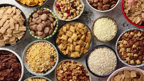 surtido de diferentes tipos de cereales colocados en cuencos de cerámica sobre la mesa