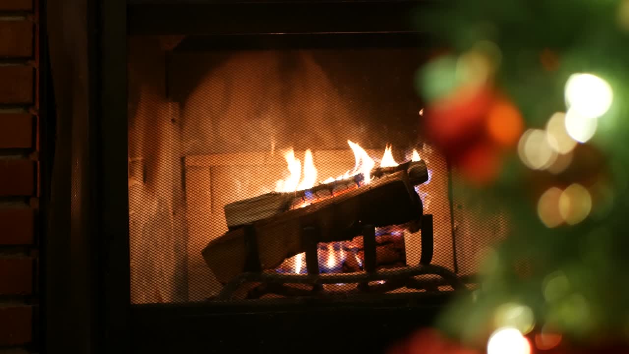 벽난로에서 불에 의해 크리스마스 트리 조명, 소나무의 새해 또는 크리스마스 장식.