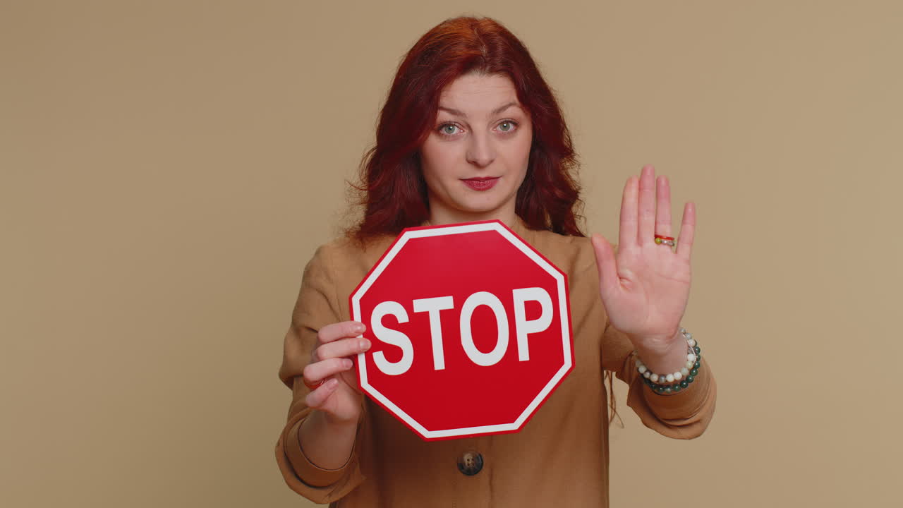 mujer dice no espera inscripción texto rojo no parar señal de peligro, advertencia de final, acceso prohibido
