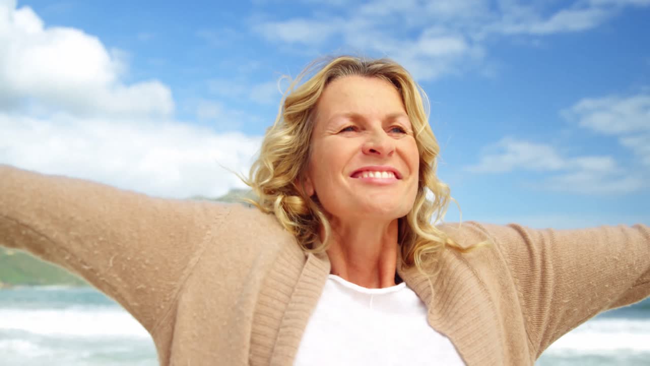 красивая женщина наслаждается на пляже