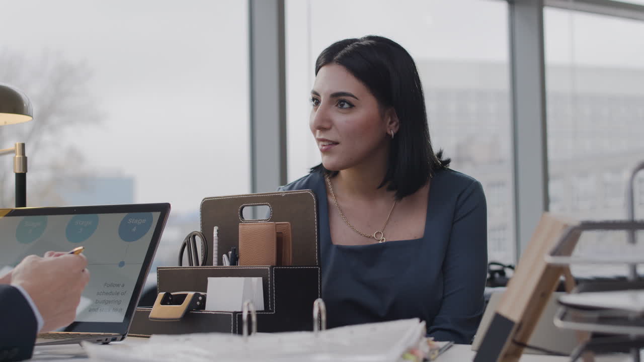 abogado hablando con su cliente.