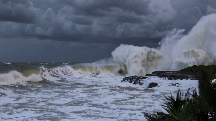 Vagues orageuses de l'océan s'écrasant sur la côte