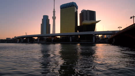 el horizonte de la ciudad de tokio al amanecer.