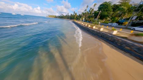 Carreras-Aéreas-De-Drones-Fpv-A-Lo-Largo-De-La-Playa-De-Las-Terrenas,-República-Dominicana