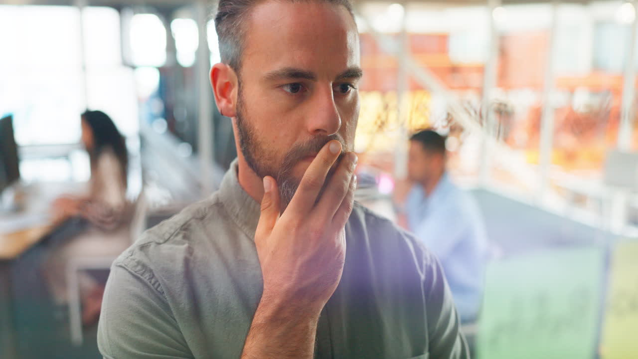 planificación, estrategia y empresario escribiendo ideas