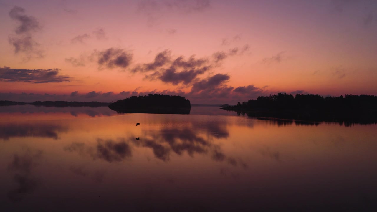 Morgen droneoptagelse over Saaristomeri nationalpark med en farverig, stemningsfuld daggryhimmel
