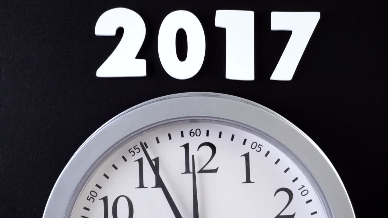 números de plata del año 2018 sobre un fondo negro.