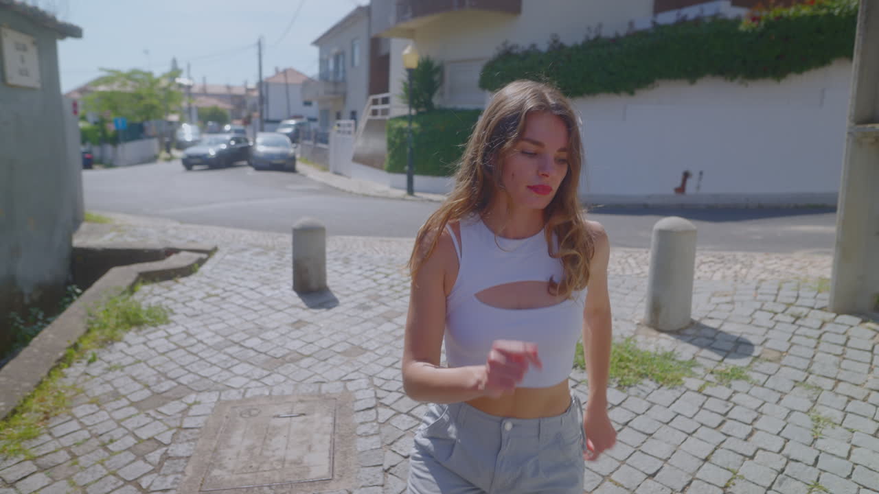 도시 거리에서 고 있는 젊은 여성