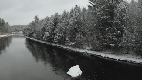 Hielo-En-Los-Bancos-A-Lo-Largo-Del-Río-Piscataquis