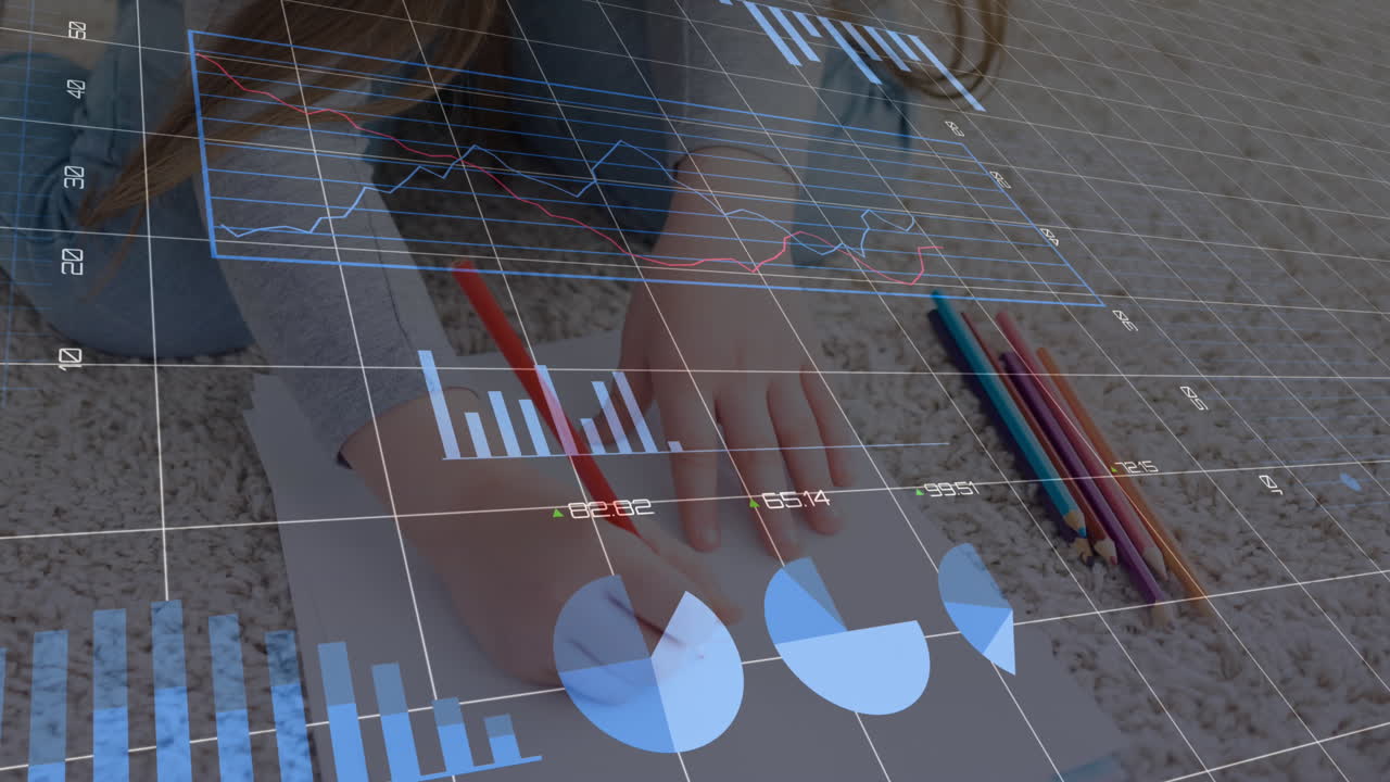 animación de datos financieros y gráficos sobre las manos de la niña caucásica dibujando