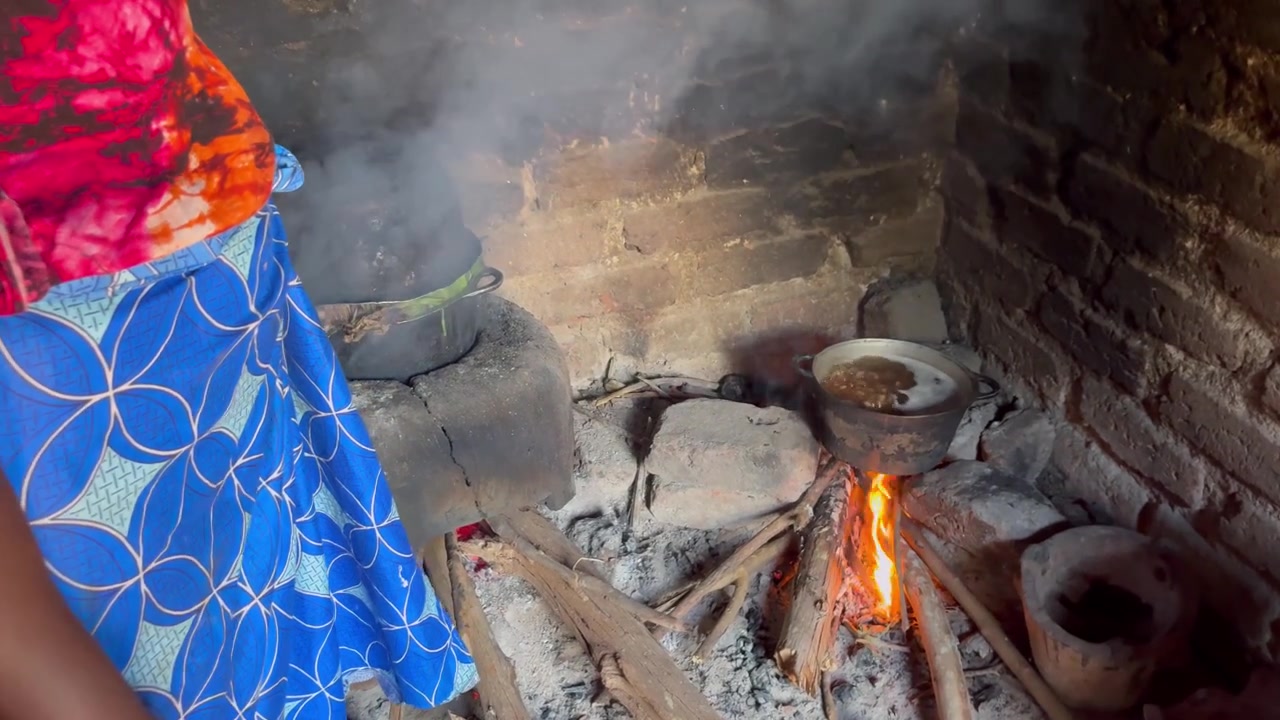 Doğu Afrika'da kırsal bir evin içinde ateşte yemek pişirme. Yakın çekim
