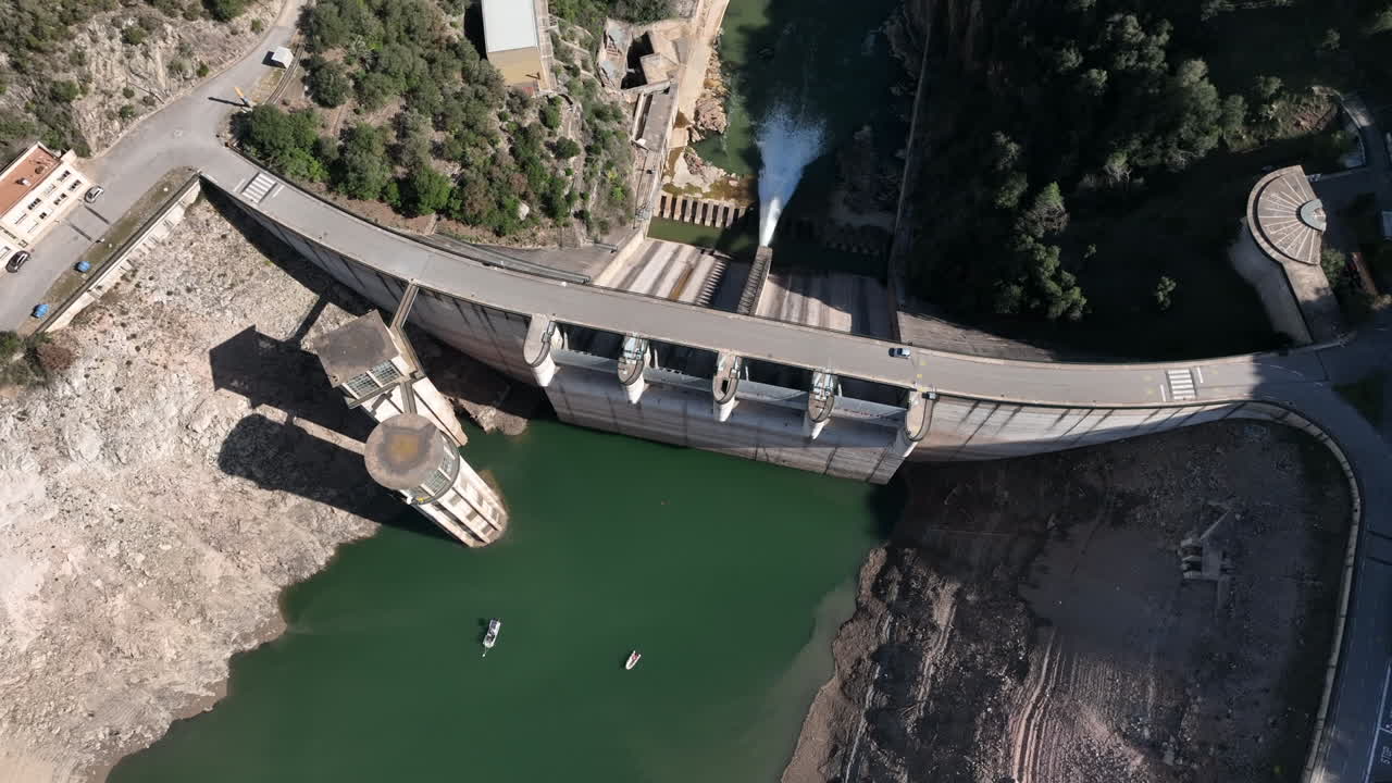 스페인 카탈로니아 의 큰 물 저수지 인 사우 를 공중 에서 날아다니는 장면