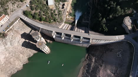 vuelo aéreo sobre el gran depósito de agua de sau en cataluña, españa, vista desde arriba