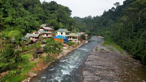 Una-Vista-Aérea-Por-Drones-Del-Río-Bukit-Lawang-En-Bukit-Lawang,-Sumatra