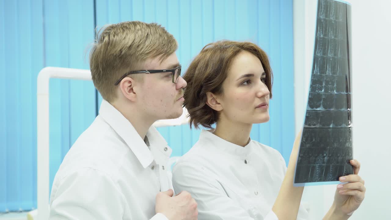 médicos que revisan las radiografías dentales