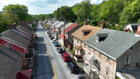 Casas-Históricas-De-Piedra-En-Un-Pintoresco-Pueblo-Americano.