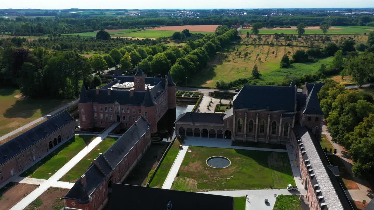 낮에는 녹지와 풍경이 있는 넓은 지역에 퍼져 있는 독일 벨기에의 알덴 비센 성(alden biesen castle)에 있는 저택의 공중 원형 전망