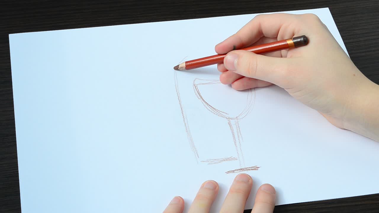 Disegniamo un bicchiere con una bottiglia. Disegniamo un'immagine.