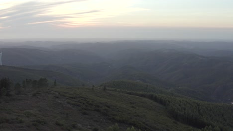 Elevándose-Sobre-Las-Montañas-De-Monchique-En-Portugal-Al-Amanecer