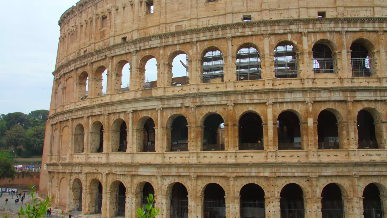 이탈리아 로마에서 낮 동안 사람들이 산책하는 골동품 콜로세움