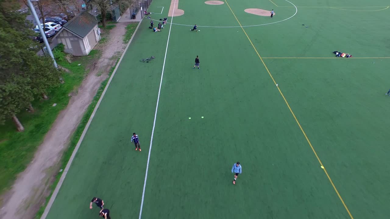 2015년 시애틀 국회의사당 인근에서 축구를 하는 사람들