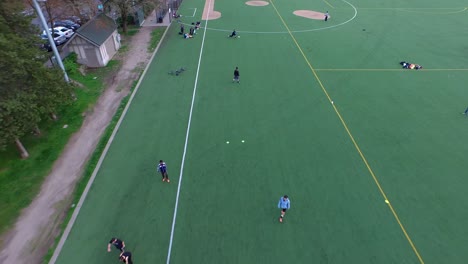 antena aérea gente jugando al fútbol en el barrio de capitol hill de seattle en 2015