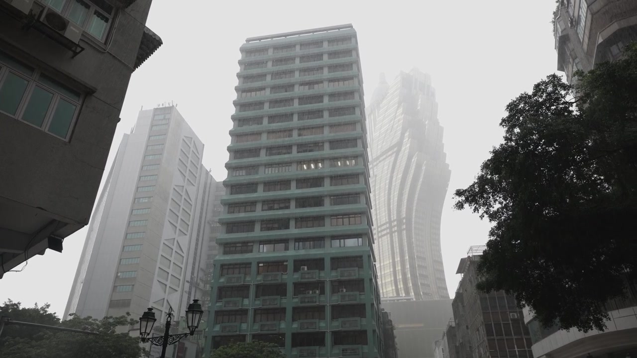 Grand Lisboa e altri edifici, giorno di pioggia a Macao.