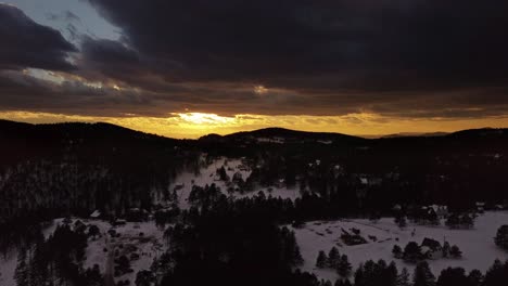 toma de drone de la puesta de sol sobre la montaña nevada