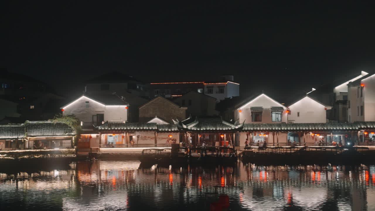 밤에 조명을 반사하는 중국 주택